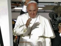 El Papa se va, les dice hasta pronto, un pronto ya muy nostálgico  y les pide, por favor, que no se olviden de rezar por él.